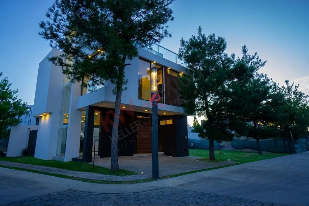 Foto 2 de Casa en venta en Solares Zapopan con ingeniería sísmica y acabados de lujo.*