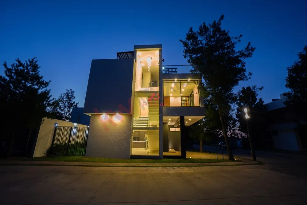 Foto 3 de Casa en venta en Solares Zapopan con ingeniería sísmica y acabados de lujo.*