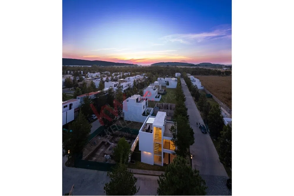 Foto 8 de Casa en venta en Solares Zapopan con ingeniería sísmica y acabados de lujo.*