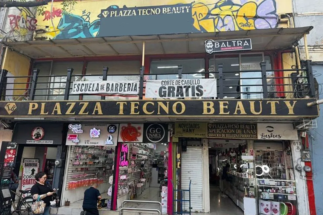 Foto 2 de LOCALES COMERCIALES SOBRE AV.HIDALGO EN ZONA CENTRO