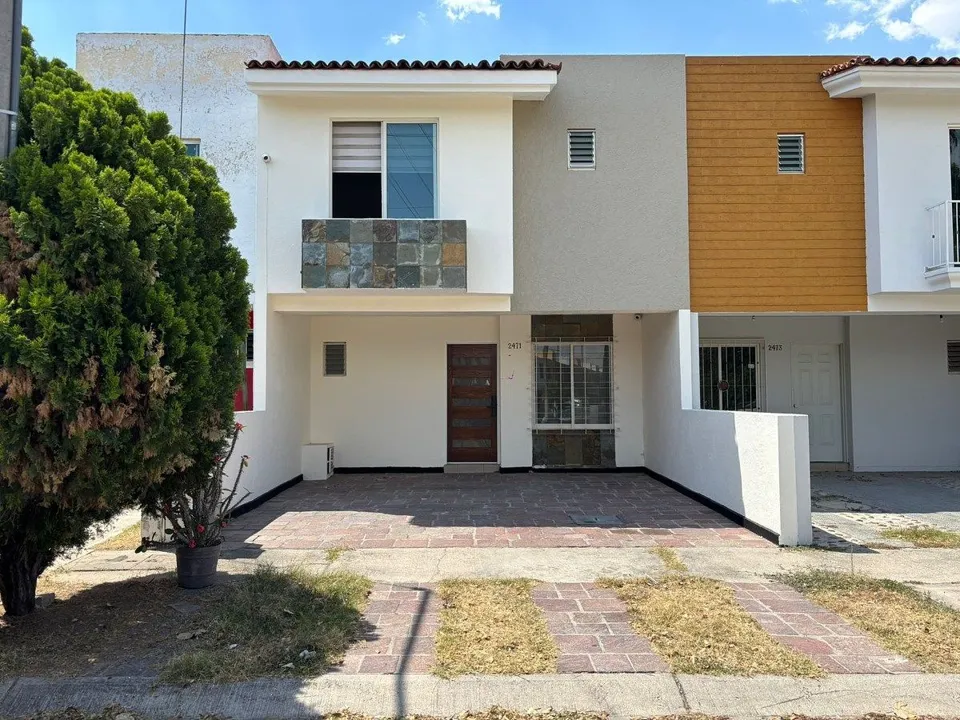 CASA AMUEBLADA EN VIVEROS DEL VALLE, JARDINES DEL VALLE, ZAPOPAN, JALISCO.