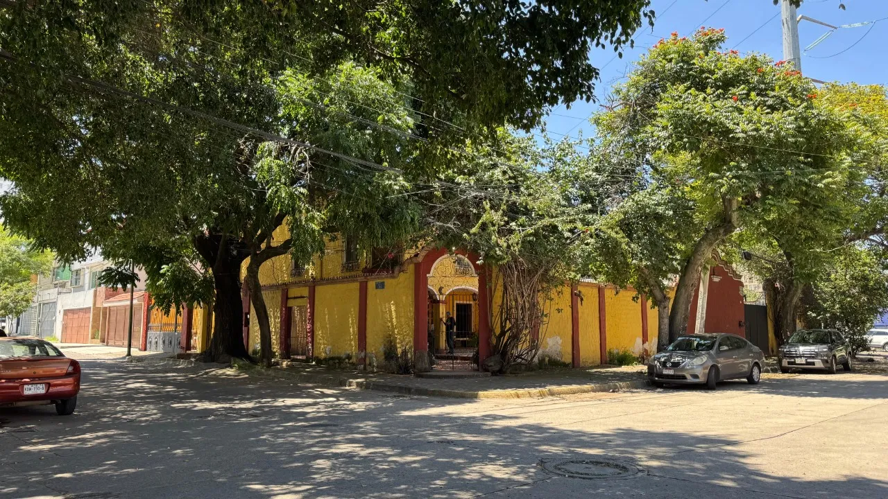 Casa con Uso de Suelo Comercial o Mixto en renta en Tormenta, Jardines del Bosque, Guadalajara