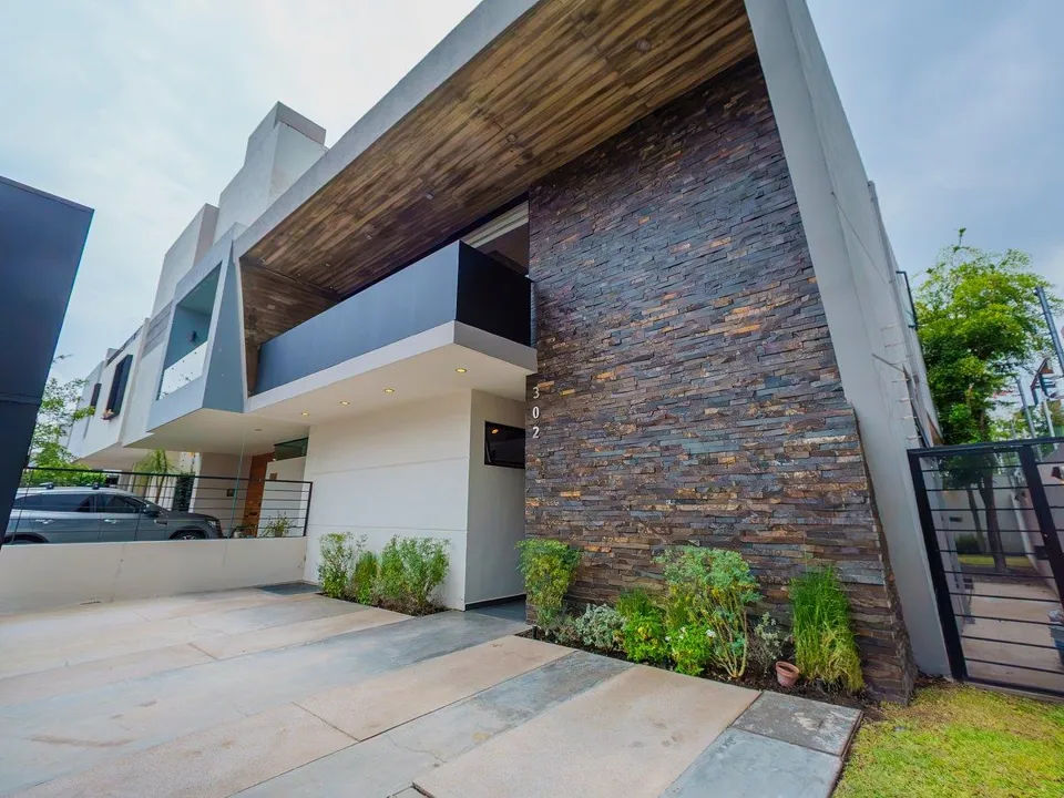 CASA REMODELADA EN BOSQUES VALLARTA - AMPLIOS ESPACIOS