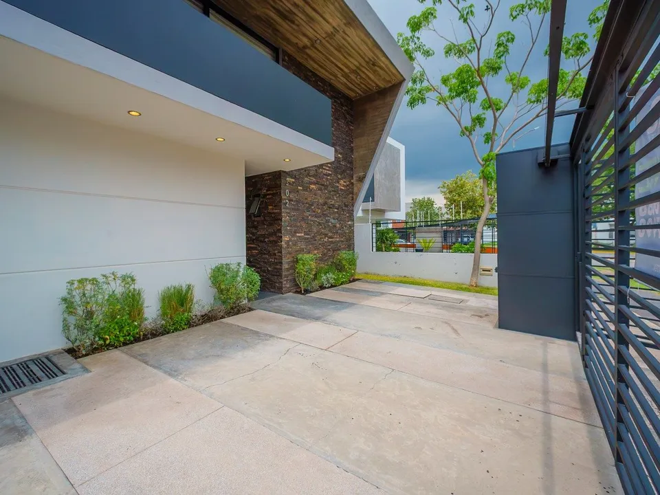 Foto 2 de CASA REMODELADA EN BOSQUES VALLARTA - AMPLIOS ESPACIOS