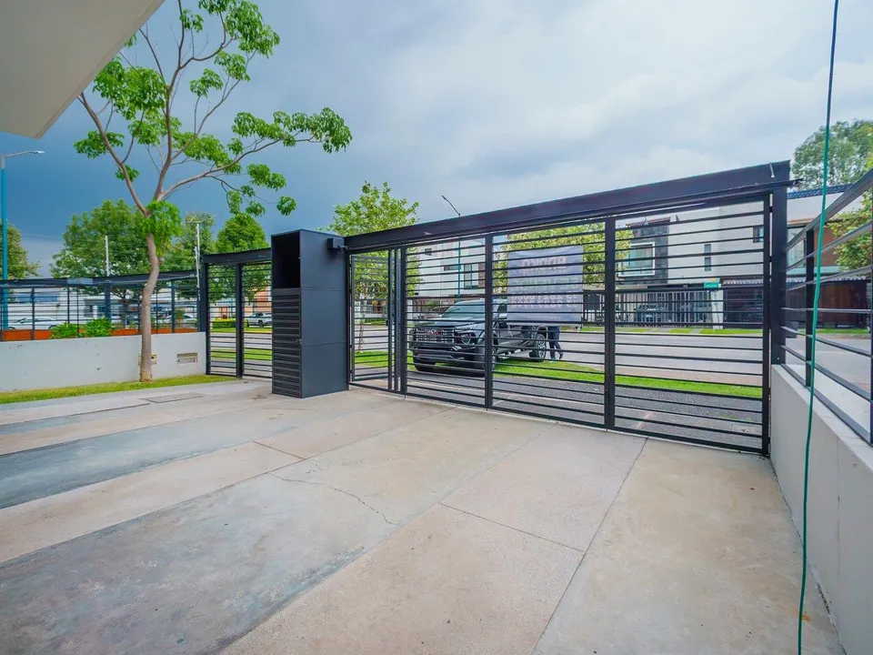 Foto 3 de CASA REMODELADA EN BOSQUES VALLARTA - AMPLIOS ESPACIOS