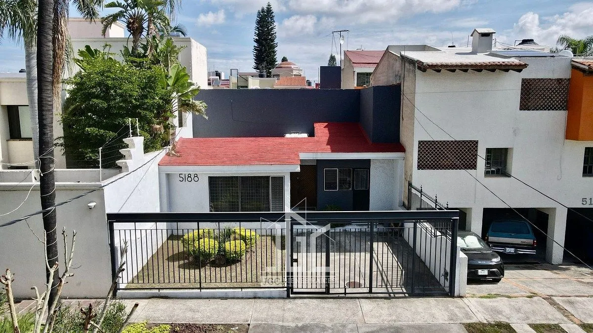 Foto 2 de CASA EN VENTA EN JARDINES DE GUADALUPE - ZAPOPAN