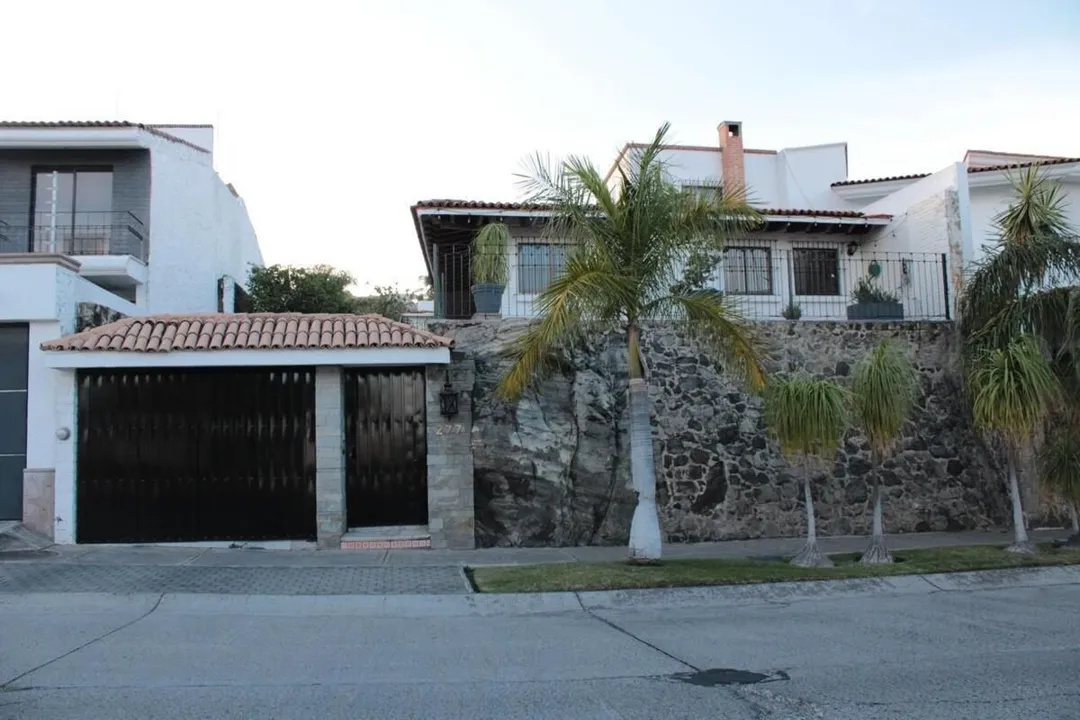 LINDA CASA EN ZAPOPAN EN FRACCIONAMIENTO BUGAMBILIAS