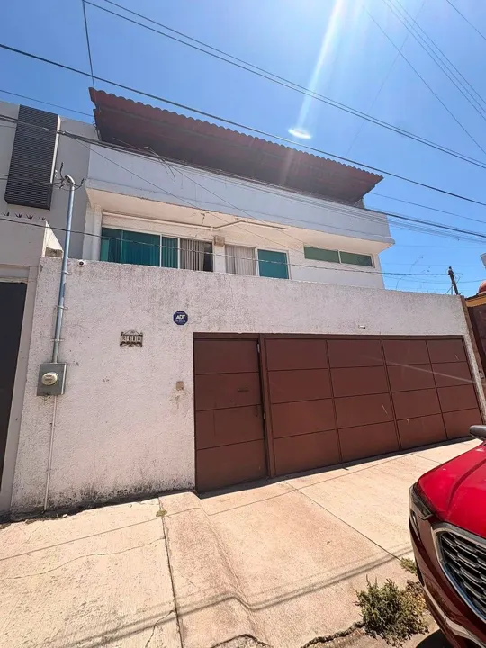 Casa con uso de suelo en venta, Jardines Del Bosque, Guadalajara | CCV-2323