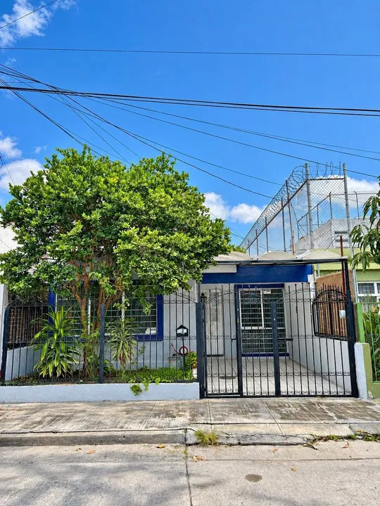 CASA EN RENTA, 3 RECAMARAS, UNA PLANTA, JARDINES DE LA PAZ