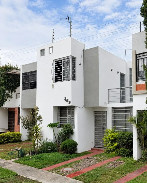 CASA EN RENTA (COL. BOSQUES DE CENTINELA II ) ZAPOPAN