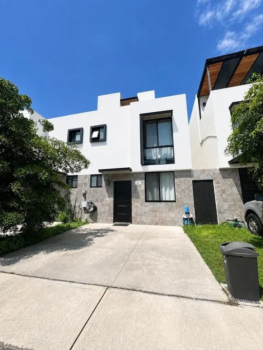Hermosa Casa de 3 niveles con Coto Villaterra