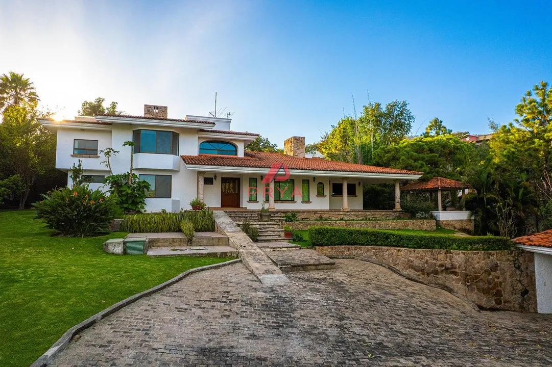Casa en venta en Hacienda La Herradura con 2,048 m² de terreno y jardín