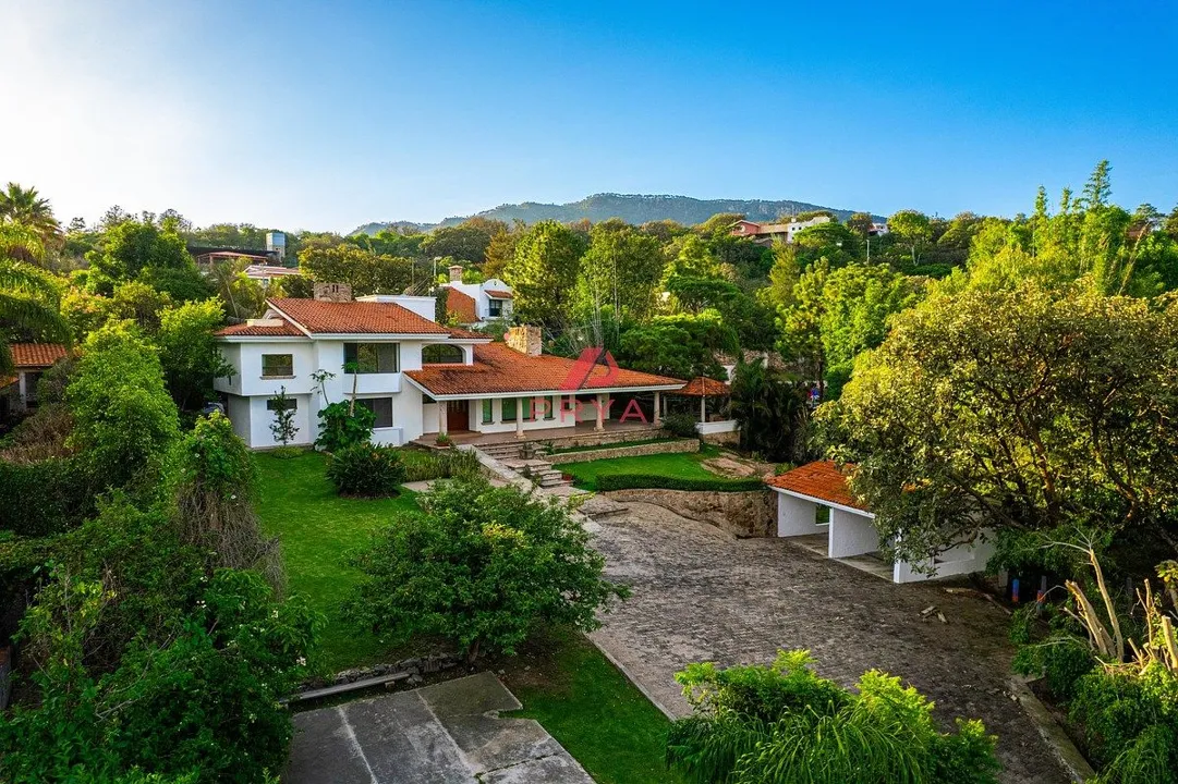 Foto 2 de Casa en venta en Hacienda La Herradura con 2,048 m² de terreno y jardín