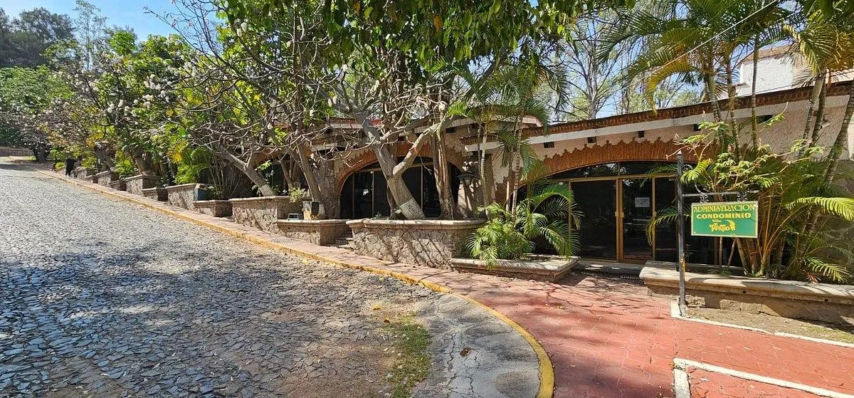 DOS LOCALES COMERCIALES Y UN TERRENO EN VENTA EN RESIDENCIAL EL TAPATIO