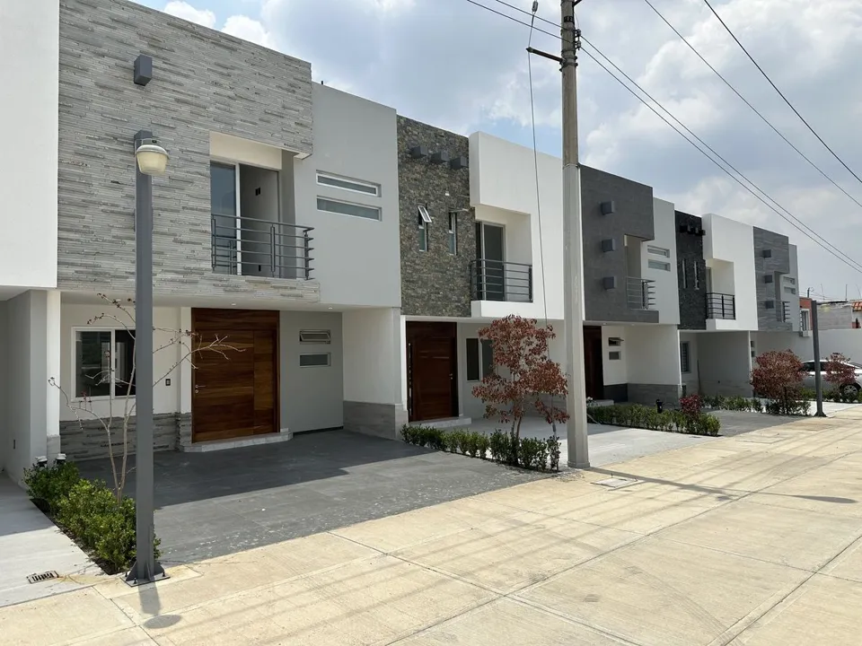 Foto 2 de Excelente Casa Nueva en Venta, Coto Privado en Lomas de la Soledad, Tlaquepaque