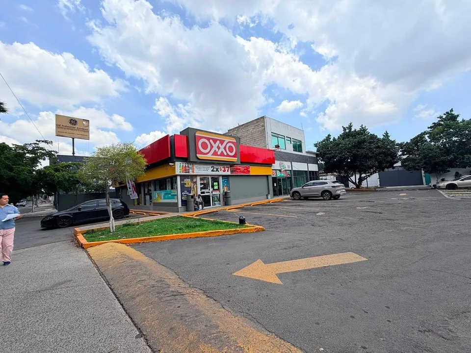 Plaza comercial con 4 locales sobre Calz. Lázaro Cárdenas