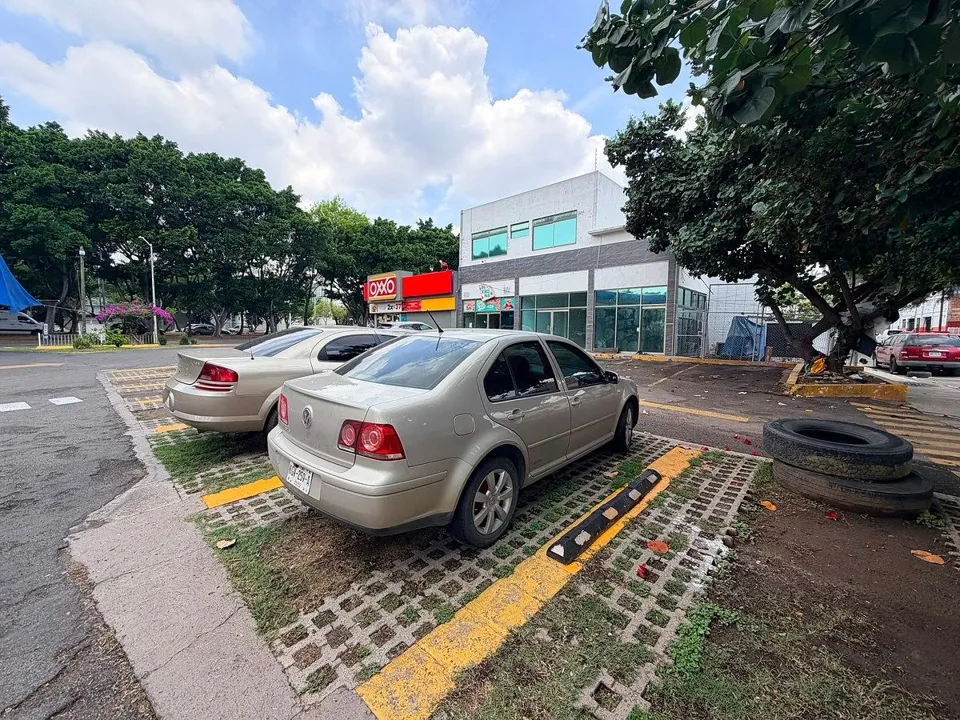 Foto 3 de Plaza comercial con 4 locales sobre Calz. Lázaro Cárdenas