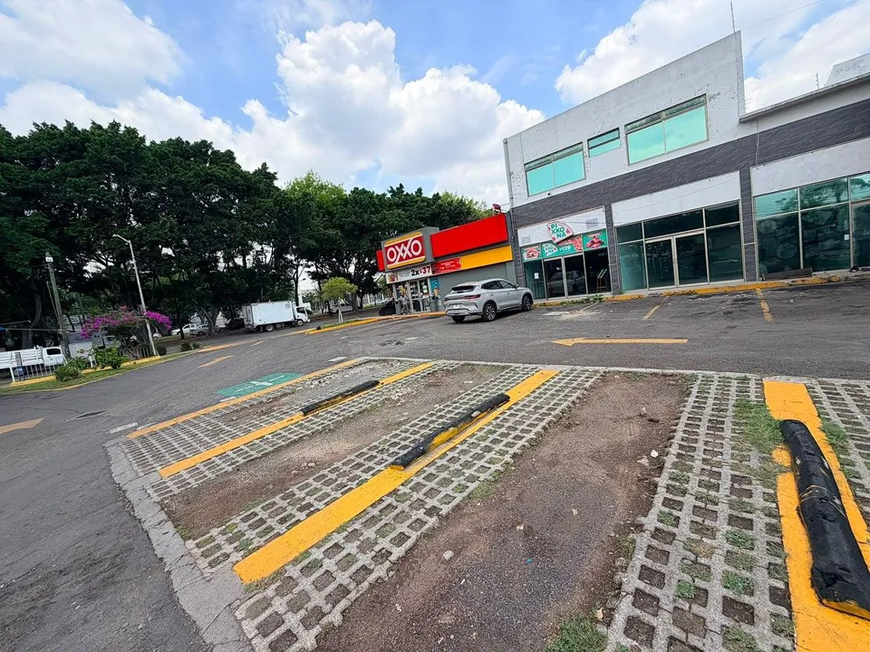 Foto 4 de Plaza comercial con 4 locales sobre Calz. Lázaro Cárdenas