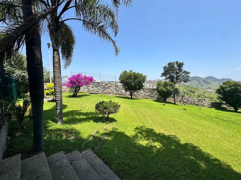 Terreno en remate de $9,800,000 baja a $8,900,0000 en Colinas del Centinela