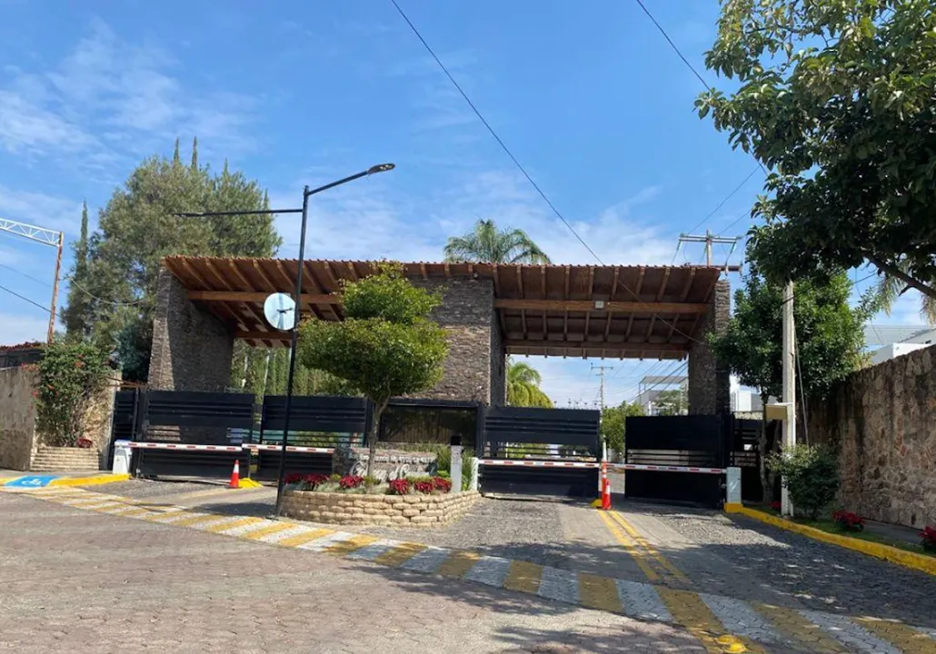 Foto 2 de Terreno en remate de $9,800,000 baja a $8,900,0000 en Colinas del Centinela