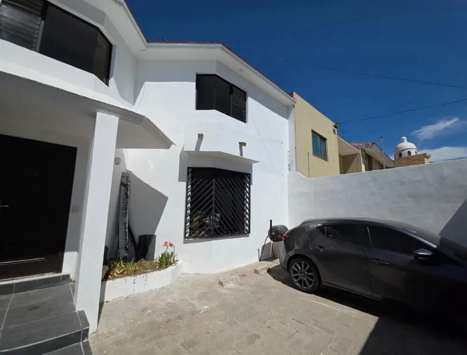 Foto 2 de Casa en venta en Jaime González Ramírez, Lomas De Guadalupe, Zapopan