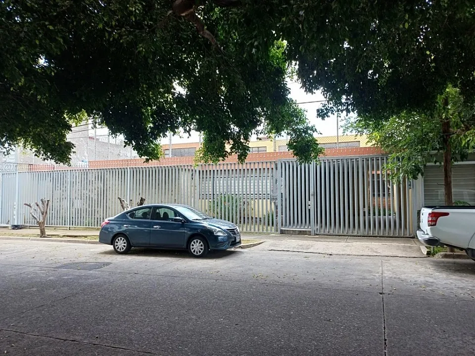 Foto 2 de Casa en venta en Calle Hércules, Jardines del Bosque, Guadalajara