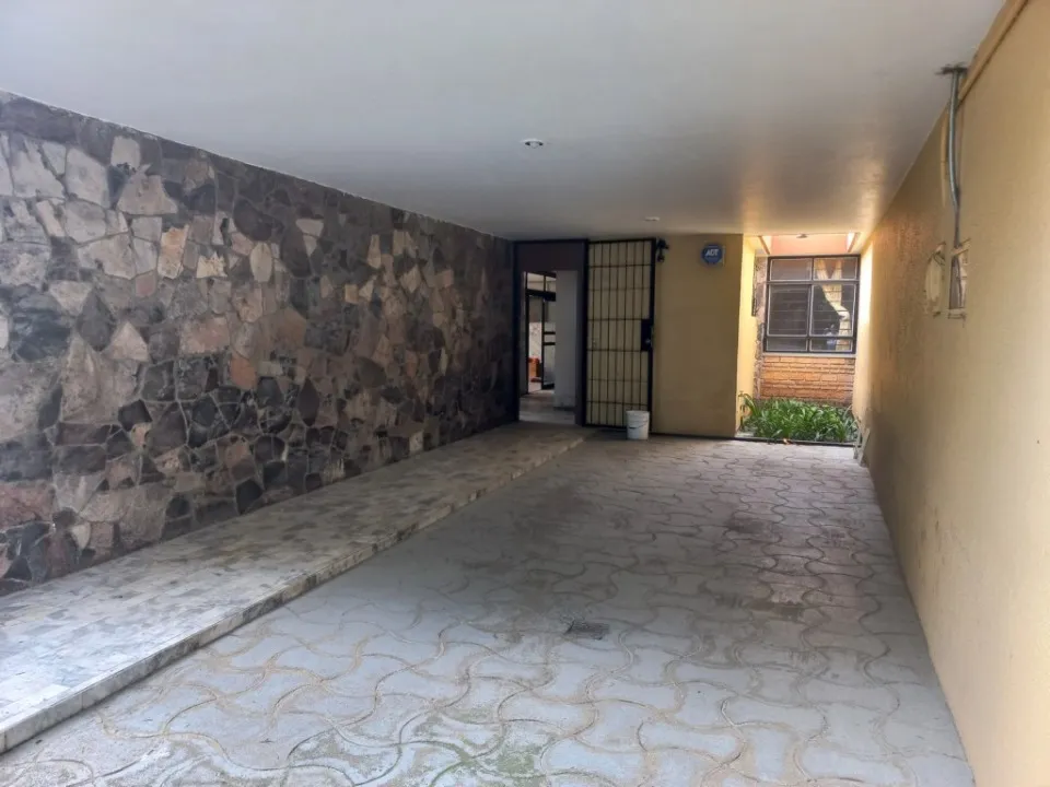 Foto 4 de Casa en venta en Calle Hércules, Jardines del Bosque, Guadalajara