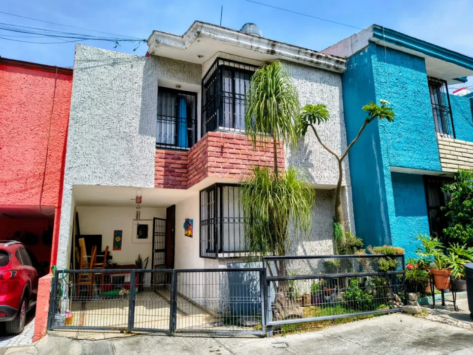 CASA EN VENTA A MEDIA CUADRA DE LA CALZADA
