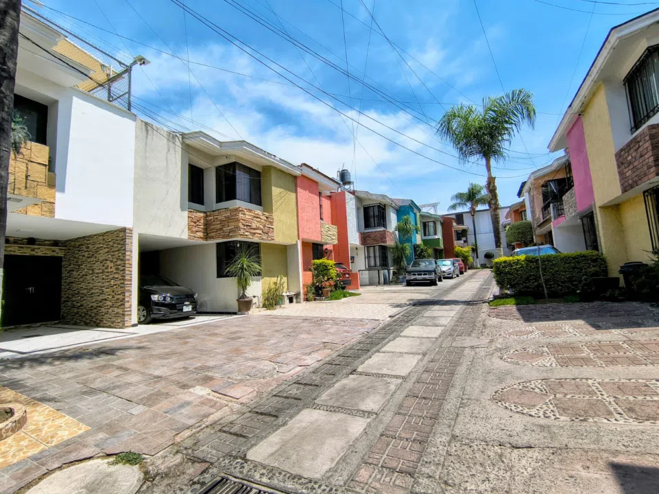 Foto 2 de CASA EN VENTA A MEDIA CUADRA DE LA CALZADA
