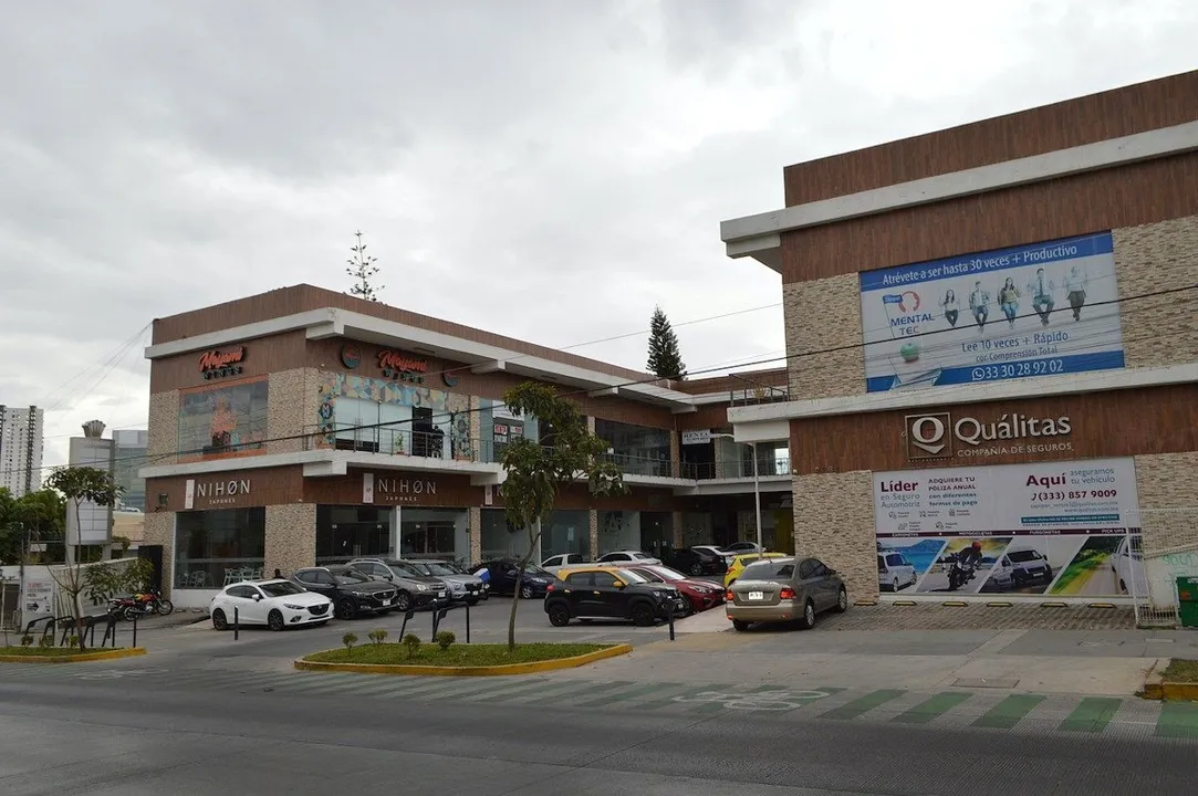 Local Comercial en Plaza Coronado, Av. Avila Camacho