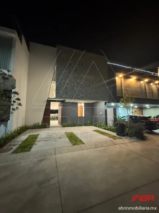 Casa nueva en Coto frente al parque metropolitano