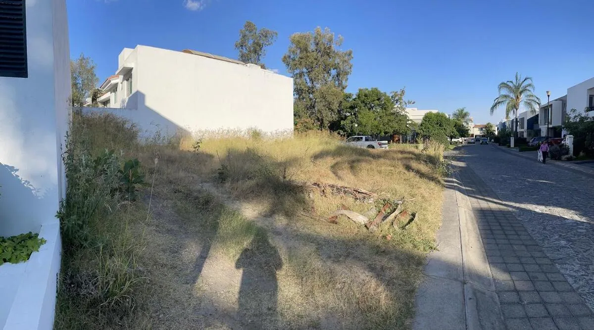Foto 2 de Terreno en Venta en Fracc El Manantial - Paseo del Bosque 8