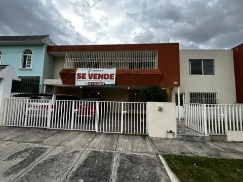 Casa con Uso de Suelo en renta en Calle Andrés Terán, Chapultepec Country, Guadalajara