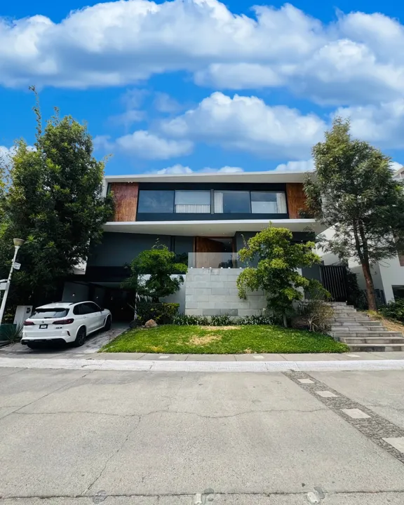 INCREIBLE CASA "Lago Nogal" al sur de la ciudad! FRENTE A PLAZA PUNTO SUR