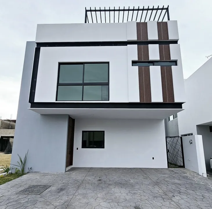 CASA CON EXCELENTES ACABADOS 3 REACAMARAS Y 1 ESTUDIO