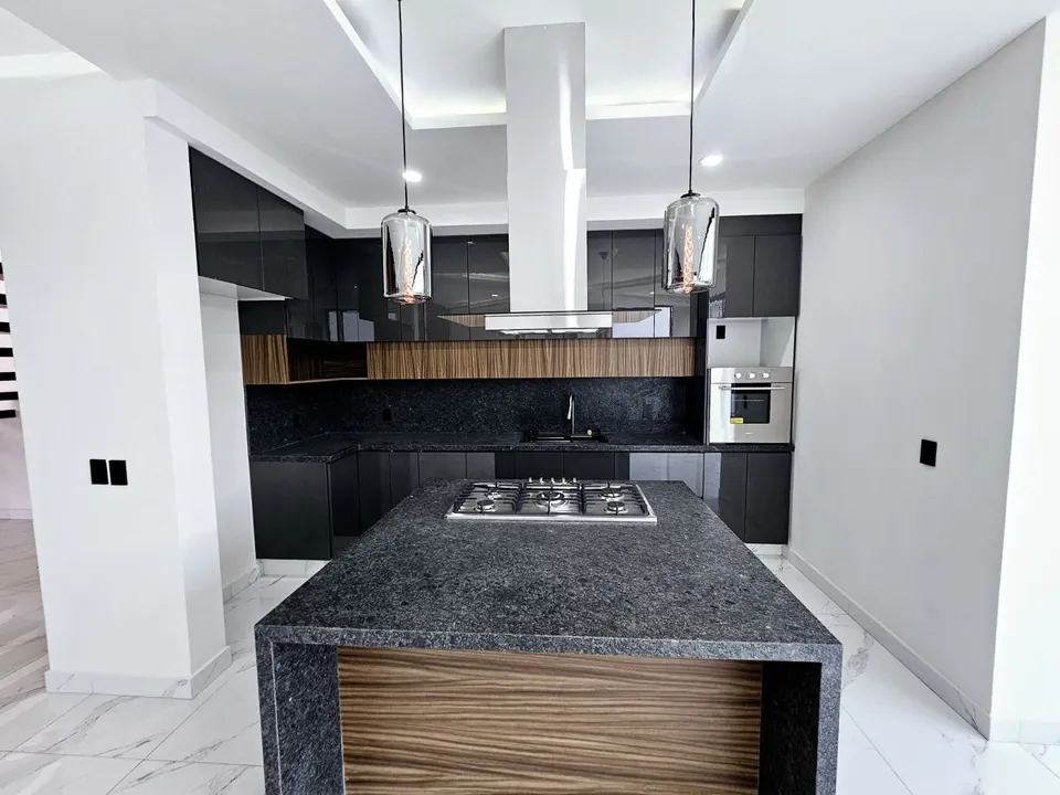 Foto 9 de CASA CON EXCELENTES ACABADOS 3 REACAMARAS Y 1 ESTUDIO