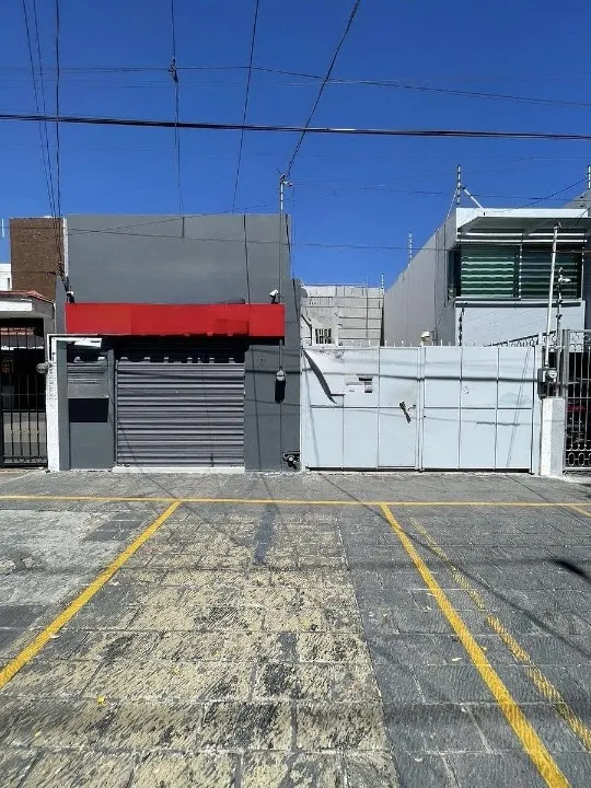 Casa con Uso de Suelo Comercial o Mixto en venta en Avenida Nicolás Copérnico, Arboledas, Zapopan