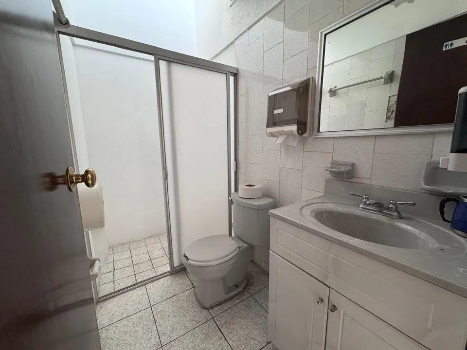 Foto 9 de Casa con Uso de Suelo Comercial o Mixto en venta en Avenida Nicolás Copérnico, Arboledas, Zapopan