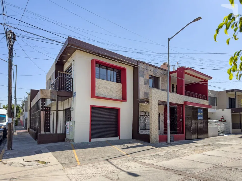 CASA GRANDE CON 2 LOCALES COMERCIALES, BIEN UBICADA EN LA OLIMPICA.