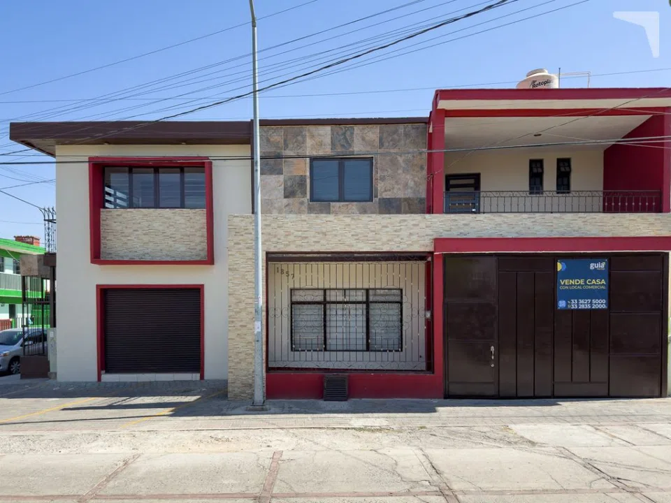 Foto 2 de CASA GRANDE CON 2 LOCALES COMERCIALES, BIEN UBICADA EN LA OLIMPICA.