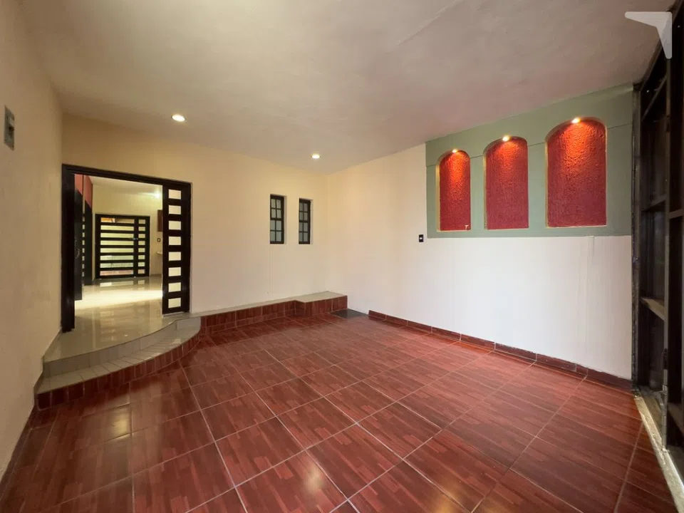 Foto 3 de CASA GRANDE CON 2 LOCALES COMERCIALES, BIEN UBICADA EN LA OLIMPICA.