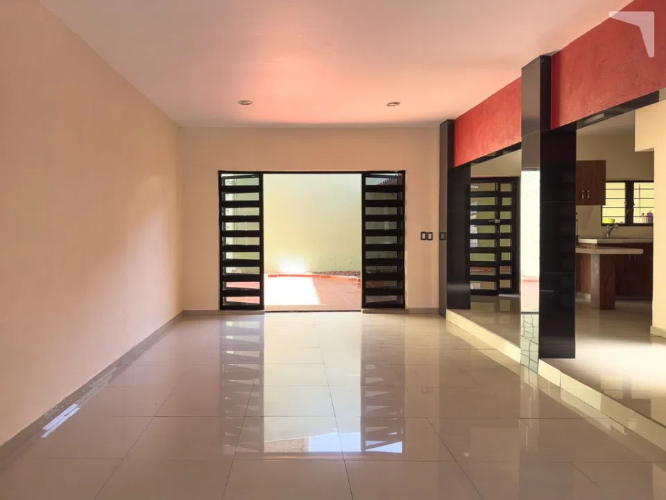 Foto 4 de CASA GRANDE CON 2 LOCALES COMERCIALES, BIEN UBICADA EN LA OLIMPICA.