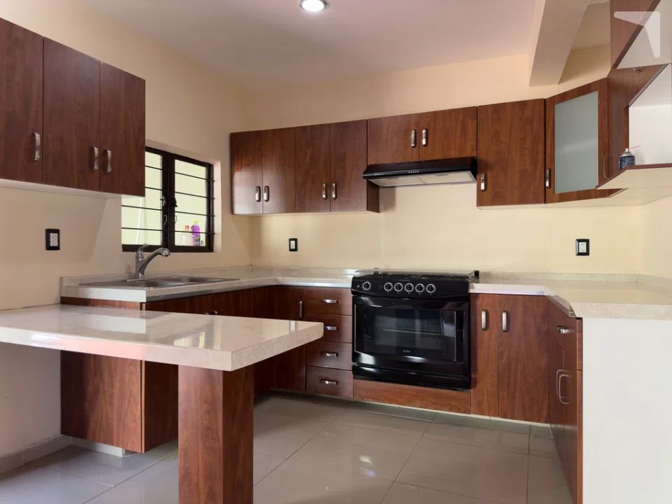 Foto 7 de CASA GRANDE CON 2 LOCALES COMERCIALES, BIEN UBICADA EN LA OLIMPICA.