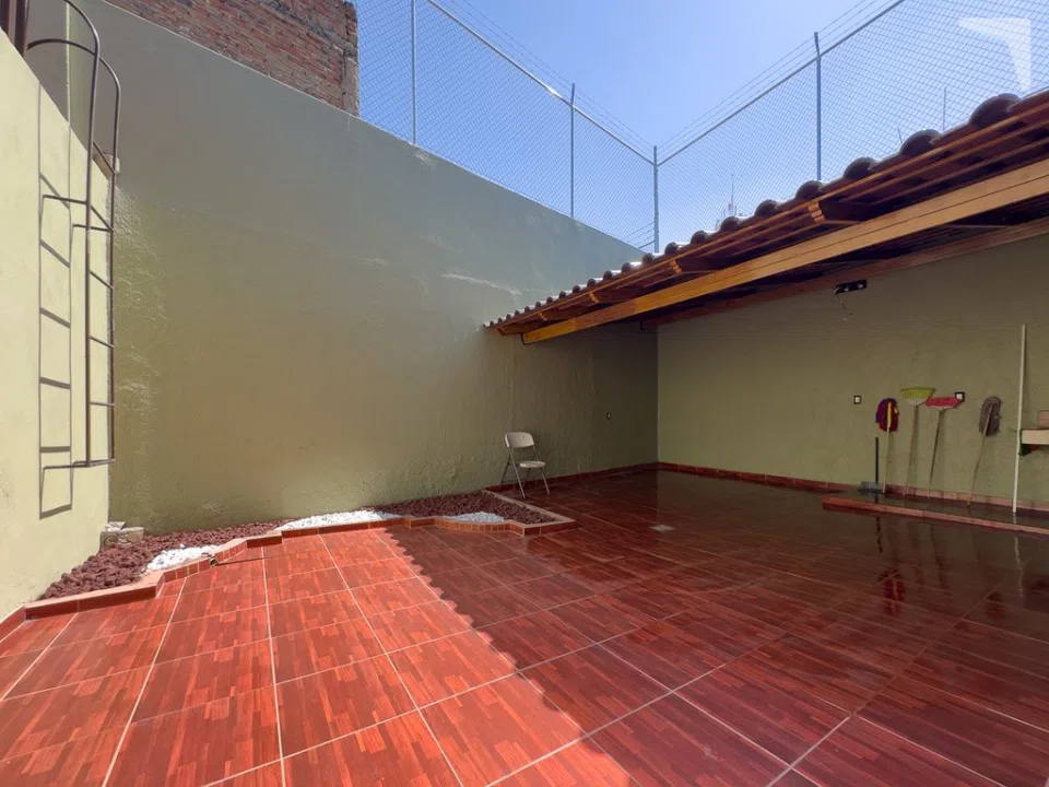 Foto 8 de CASA GRANDE CON 2 LOCALES COMERCIALES, BIEN UBICADA EN LA OLIMPICA.