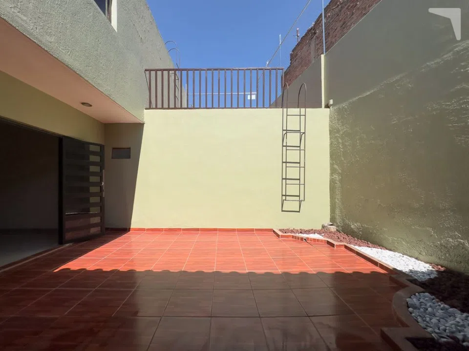 Foto 9 de CASA GRANDE CON 2 LOCALES COMERCIALES, BIEN UBICADA EN LA OLIMPICA.