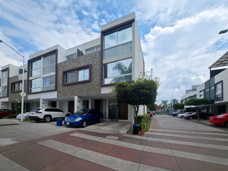 Foto 2 de Casa en Venta dentro de coto Nouvé, El Centinela, Zapopan