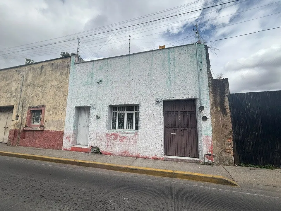 3 CASAS EN UNA PROPIEDAD, A UNOS PASOS DEL PARIAN, PARA REMODELAR