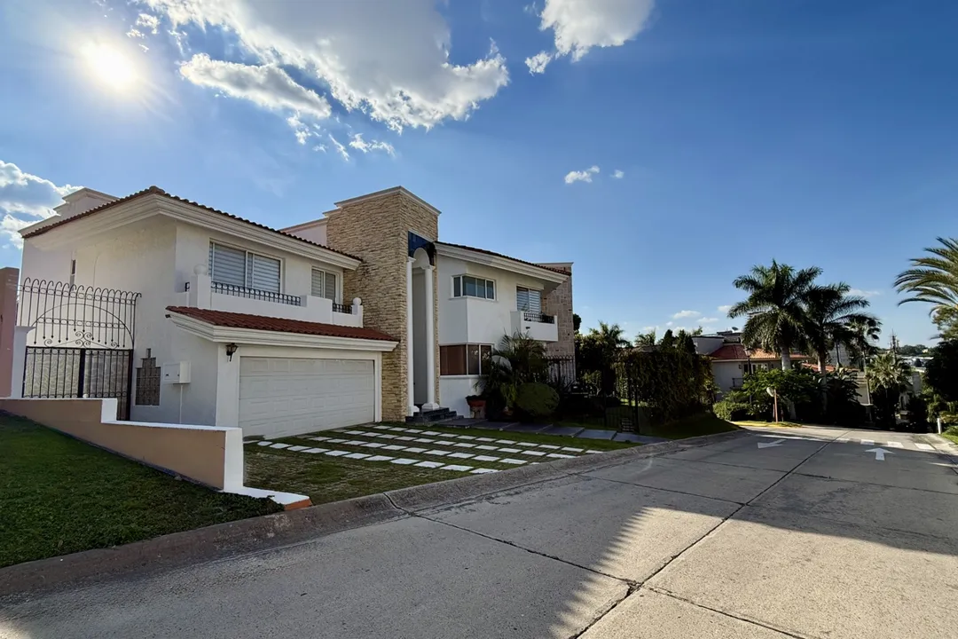 1,595 M2 de terreno, 689 M2 de construcción, 4 recámaras, 6 autos, enorme jardín