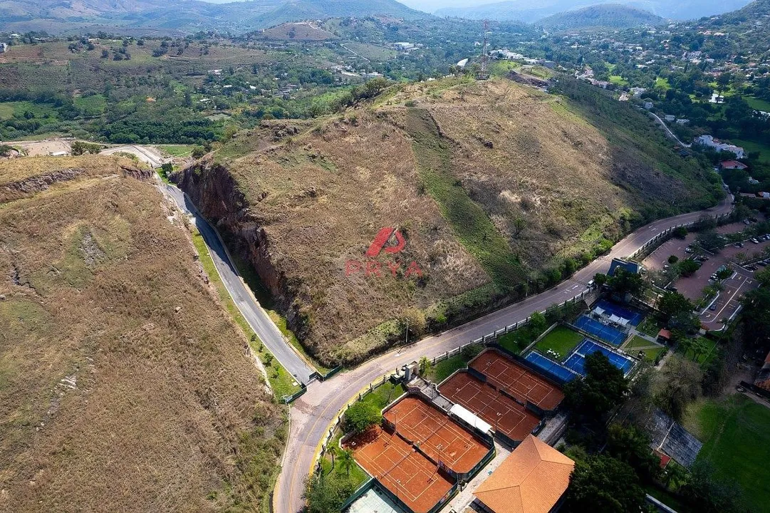 Foto 4 de Terreno en venta en Las Cañadas Zapopan con uso de suelo