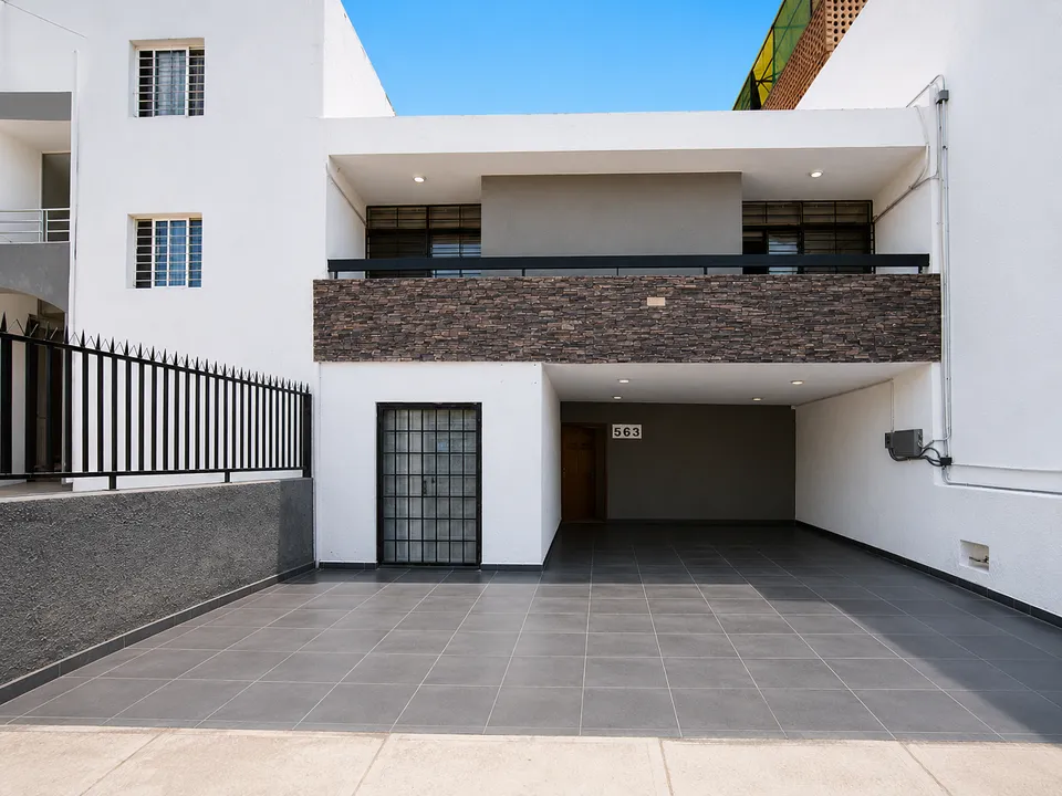 Casa con uso de suelo mixto en venta — Jardines de los Arcos, Guadalajara